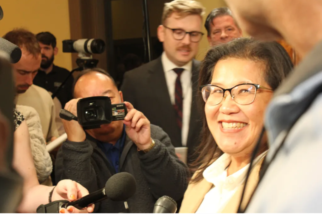 Koahly Her smiling in front of reporters